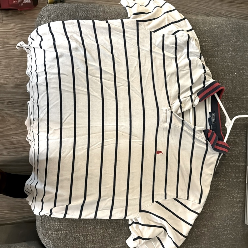 It’s a polo by Ralph Lauren vintage white with blue stripes